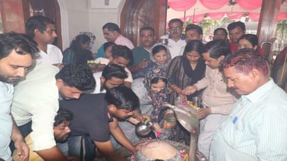 devotees perform Jalabhishek of lord shiva in shahjahanpur