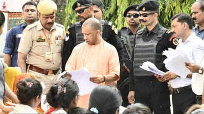 CM Yogi listened to problems of 500 people in Janta Darshan gorakhpur