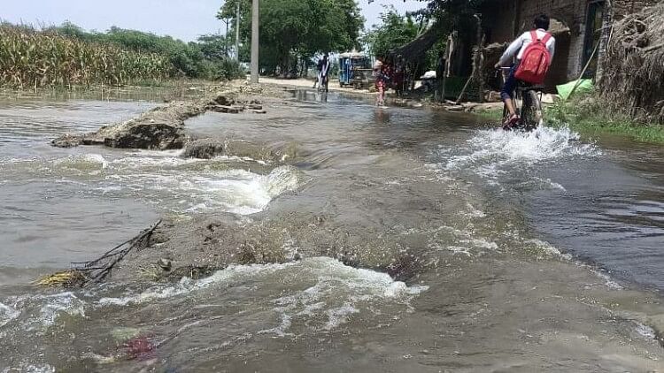 Flood in Farrukhabad: गंगा का जलस्तर खतरे के निशान से ऊपर, बाढ़ के पानी से 24 घंटे में छह की मौत, ये है स्थिति