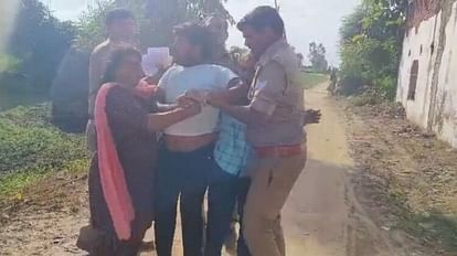 Women pelted stones on police team while arrest the accused in shahjahanpur