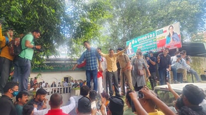Dehradun News: उत्तराखंड क्रांतिदल के दफ्तर में जमकर बवाल, आपस में भिड़े दो गुट, भारी पुलिस बल तैनात Ruckus in UKD Party office in Dehradun two groups clashed with each other Uttarakhand news in hindi