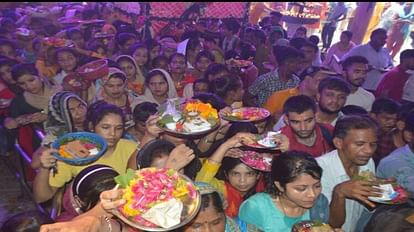 large number of devotees reached to visit Lord Bholenath amid heat and humidity in Agra