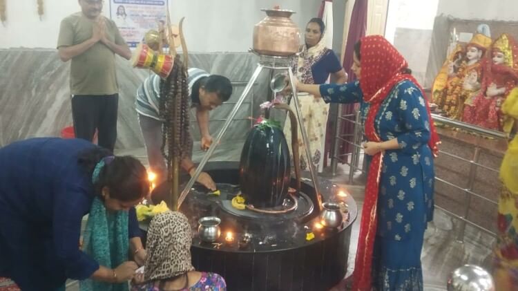 Sawan Somvar 2023 Shiva temple Rudrapur huge crowd gathered on seeing shape of eyes in Shivling Uttarakhand