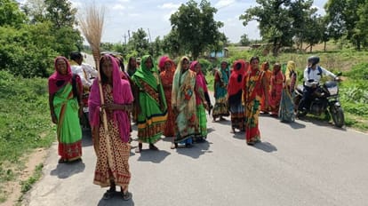 Totka for rain In Sonanchal tribal women prayed to Lord Indra by immersing broom in pond