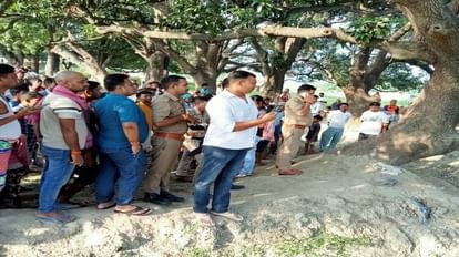 Dead body of middle aged man found hanging from tree in varanasi