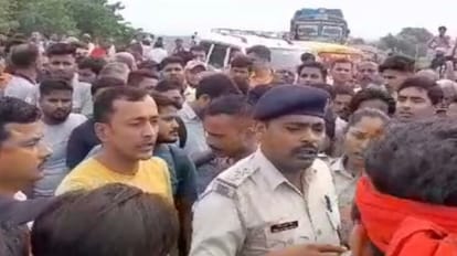 Bihar News: जलबोझी करने पहुंचा युवक नदी में डूबा, गुस्साए लोगों ने दो घंटे तक जाम की सड़क; पुलिस से उलझे Young man drowned in river after reaching water in Muzaffarpur, angry people blocked road for two hours