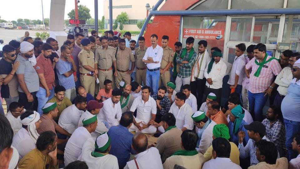 Farmers of BKU workers in Agra demonstrated on expressway and made Khandauli toll free