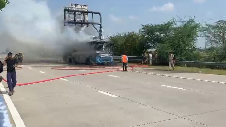 Tourist bus caught fire on Yamuna Expressway Passengers escaped after saving their lives