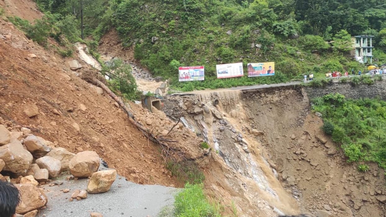 Uttarakhand Weather News Badrinath Highway collapsed 100 meters in Kameda debris falling on Yamunotri Highway