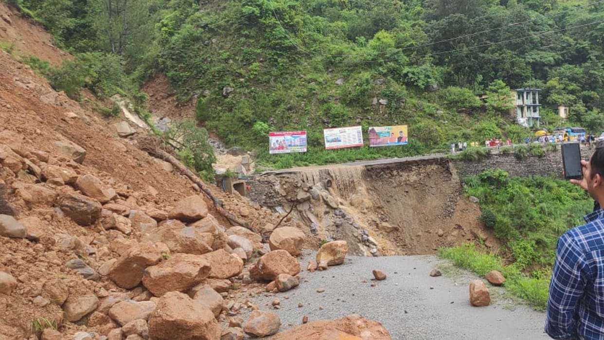 Badrinath Highway opened in Kameda movement of vehicles started after five days