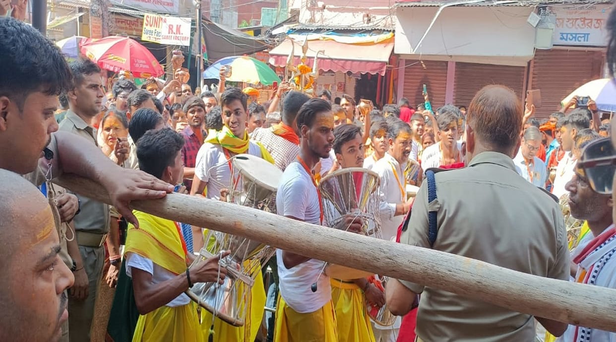 Sawan Somwar kashi vishwanath dham long queues for Jalabhishek har har mahadev