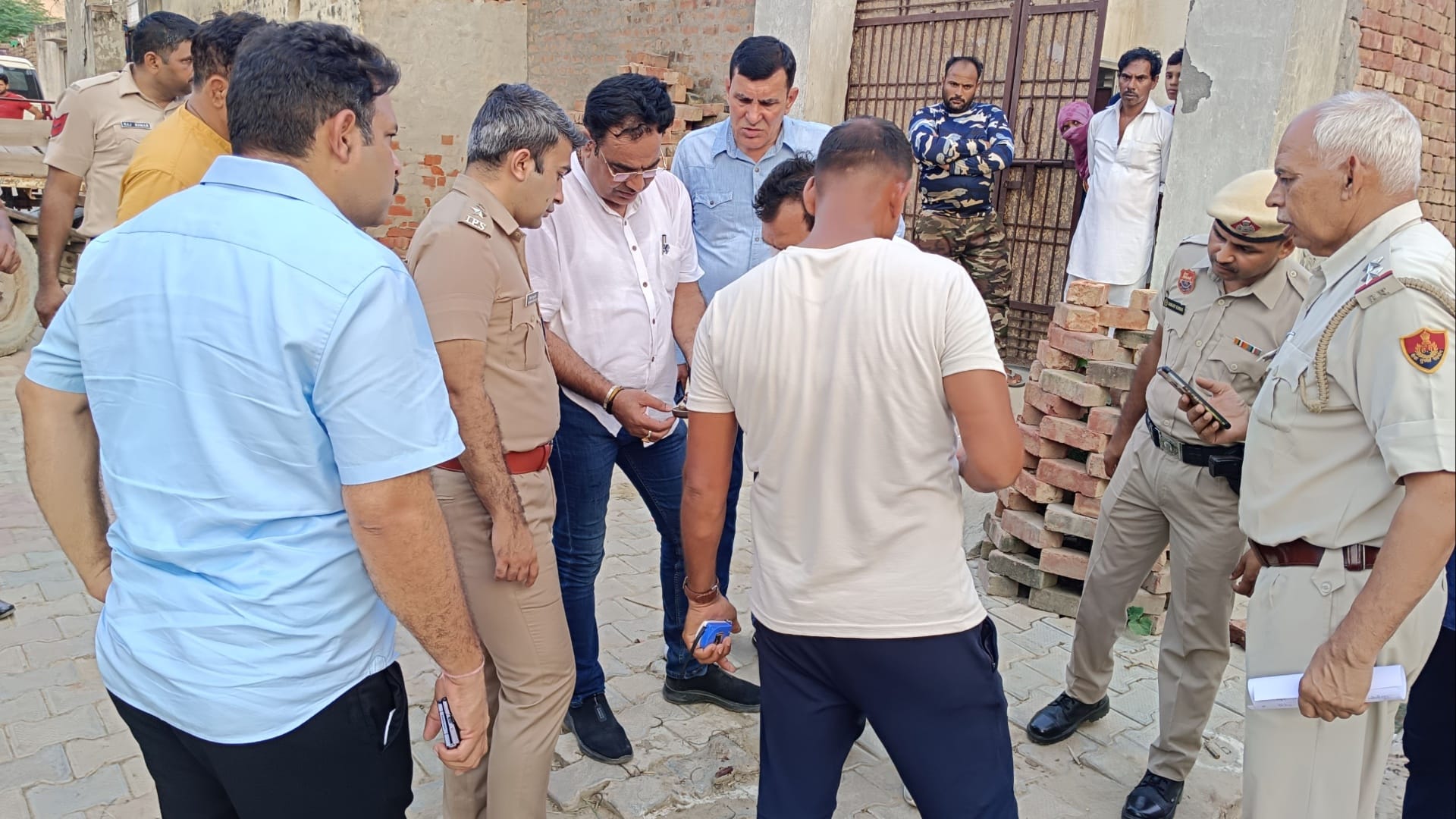 Big incident in Sonipat: Two brothers shot dead old man, angry villagers beat them both to death