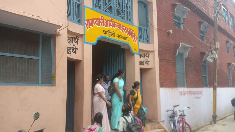 12 girl students fainted due to heat in school in Chandausi