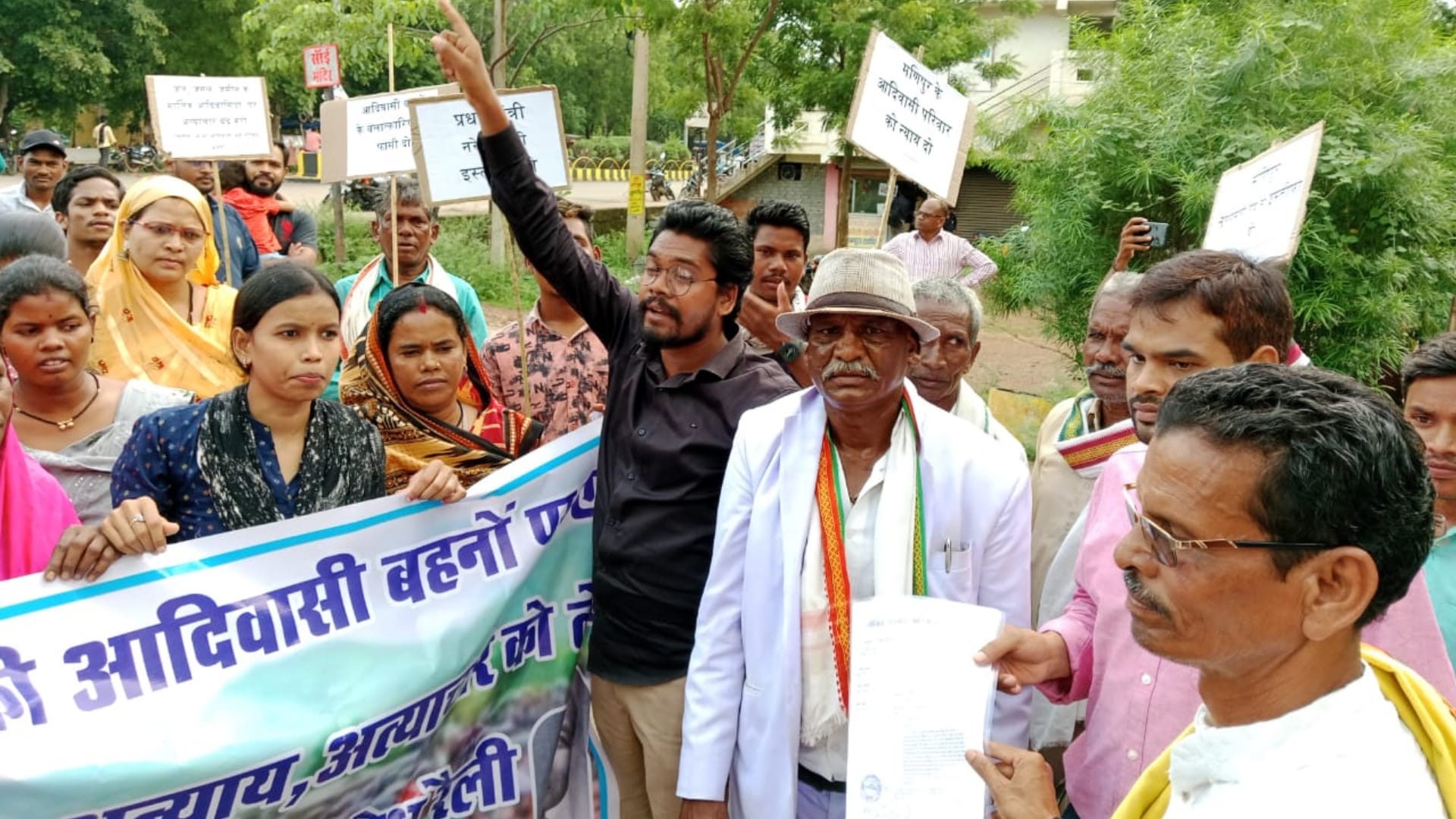 कलेक्टर को ज्ञापन सौंपने पहुंचे अखिल भारतीय आदिवासी धर्म परिषद के सदसय।