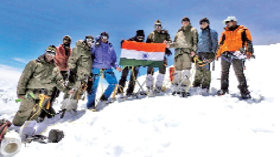 Dagger Division hoisted tricolor after conquering Mount Kun,message yoga height seven thousand meters