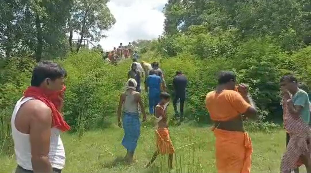 Dead body shelter in sitamarhi Bihar News : Masked Women and child killed, acid used to destroy identity