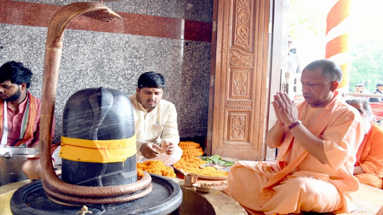 CM Yogi did Rudrabhishek in Mansarovar temple gorakhpur
