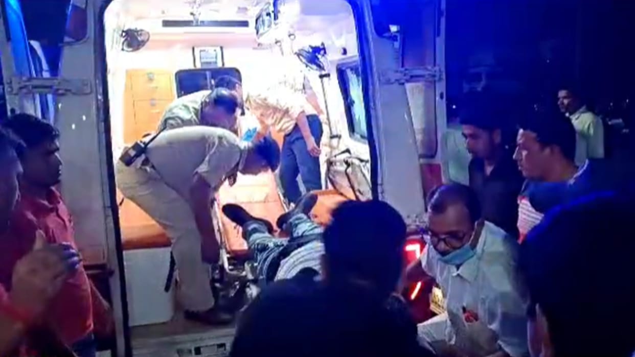 Umaria News: Horrific road accident on Johila bridge, car fell down from the bridge due to truck collision
