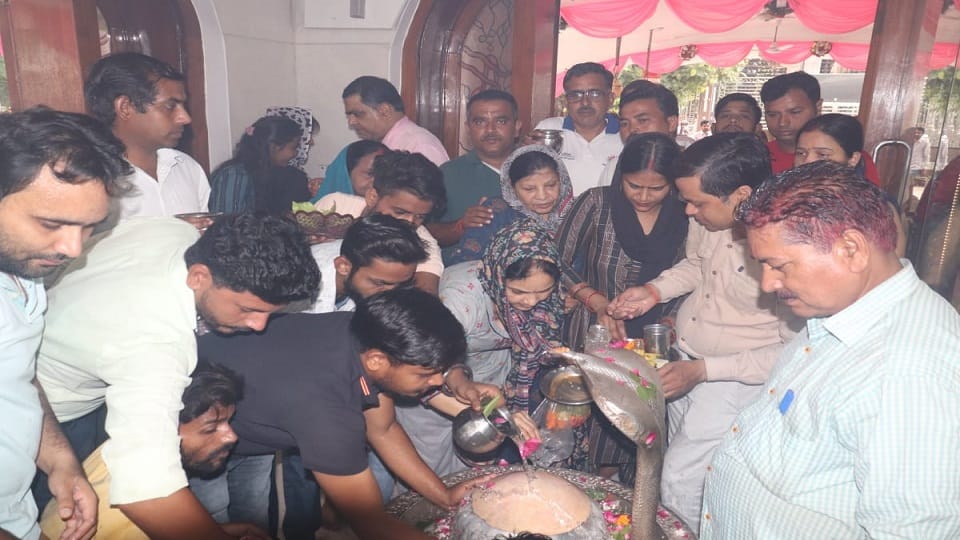 devotees perform Jalabhishek of lord shiva in shahjahanpur