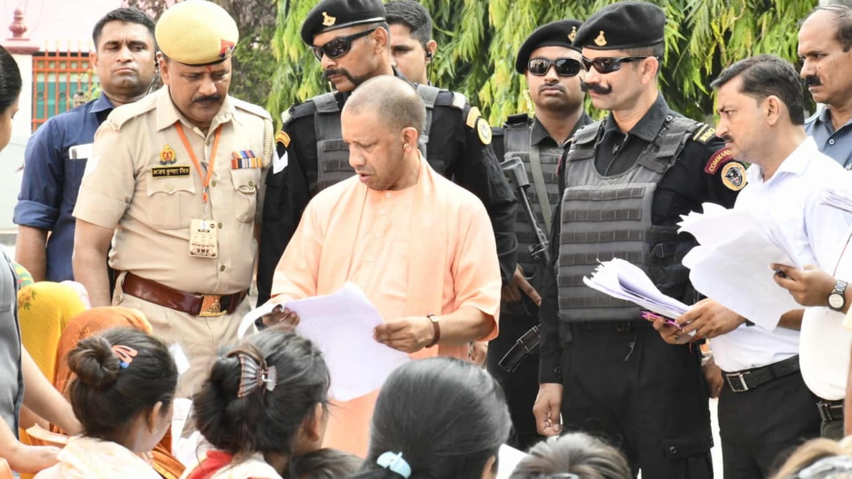 CM Yogi listened to problems of 500 people in Janta Darshan gorakhpur