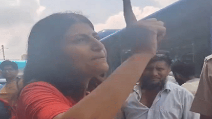 कैब ड्राइवर और पुलिस से भिड़ी महिला