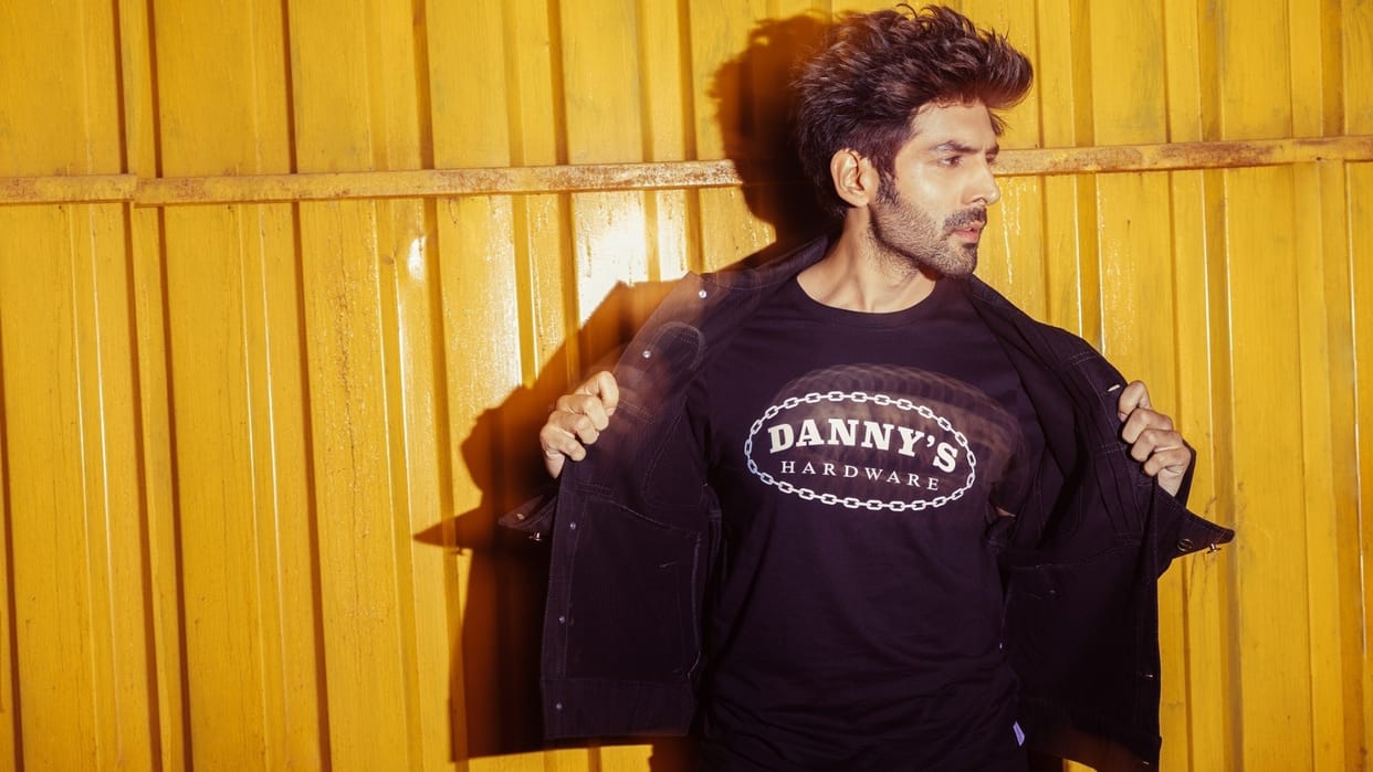 Kartik Aaryan mobbed fans Break Barricade to meet Chandu Champion actor at Filmfare Awards video goes viral