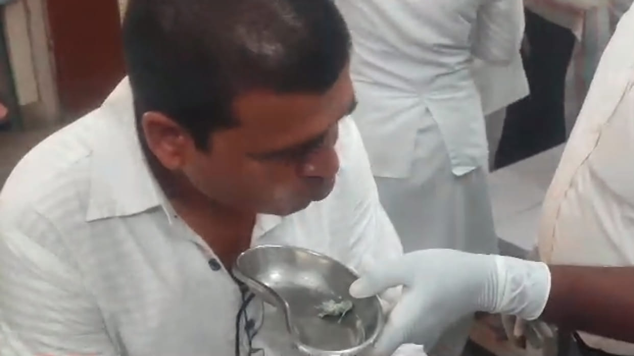 MP News: Patwari took bribe in the name of demarcation, saw the Lokayukta team and chewed the notes