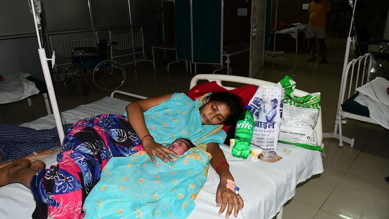 After delivery in the hospital, the mother put a price to sell the newborn son, the buyer arrived, and then ..