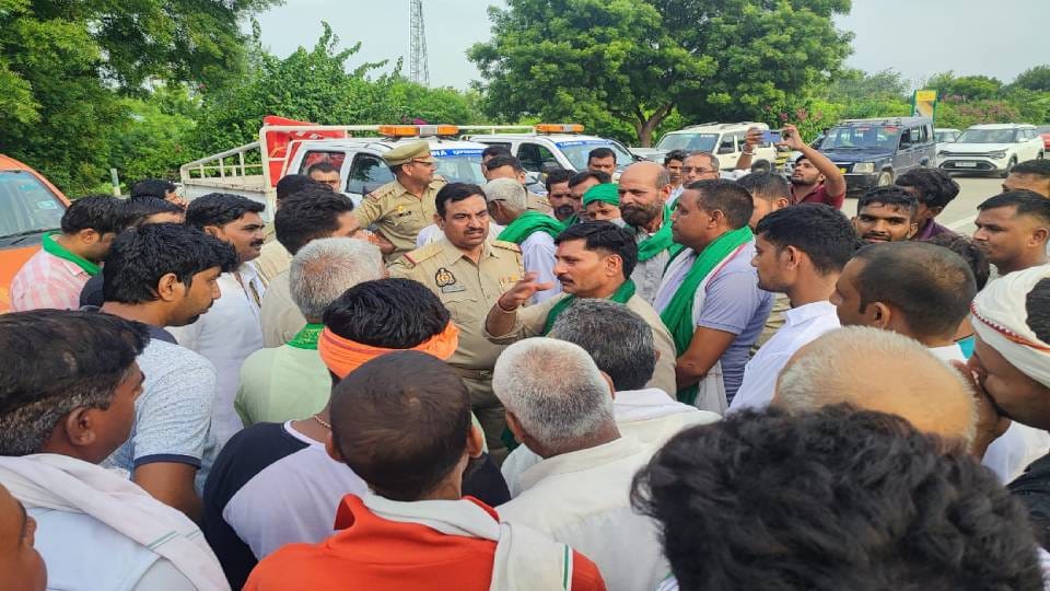 BKU Arajnaitik workers freed Jabra toll plaza during demonstration In Mathura