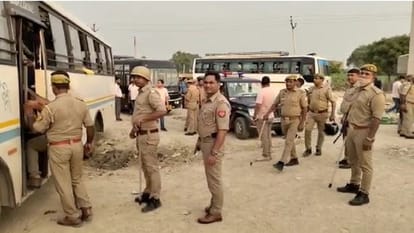 रोहिंग्याओं को गिरफ्तार कर ले जाती पुलिस