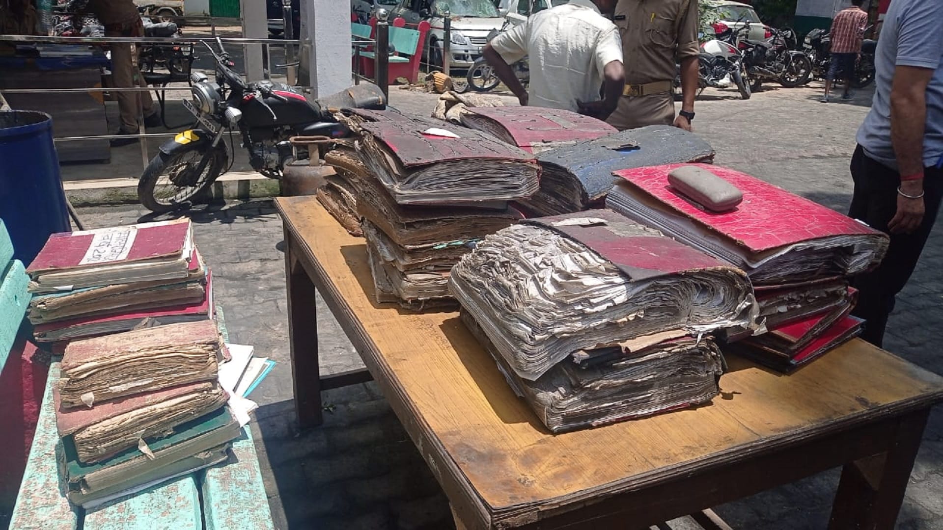 UP: goods of lakhs were burnt including bikes of soldiers, now how will secrets of cases filed in files open
