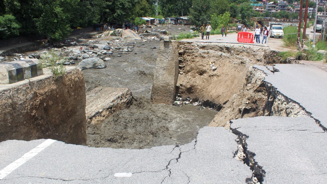 himachal weather update: four day yellow alert 696 road blocked 1052 DTRs disrupted
