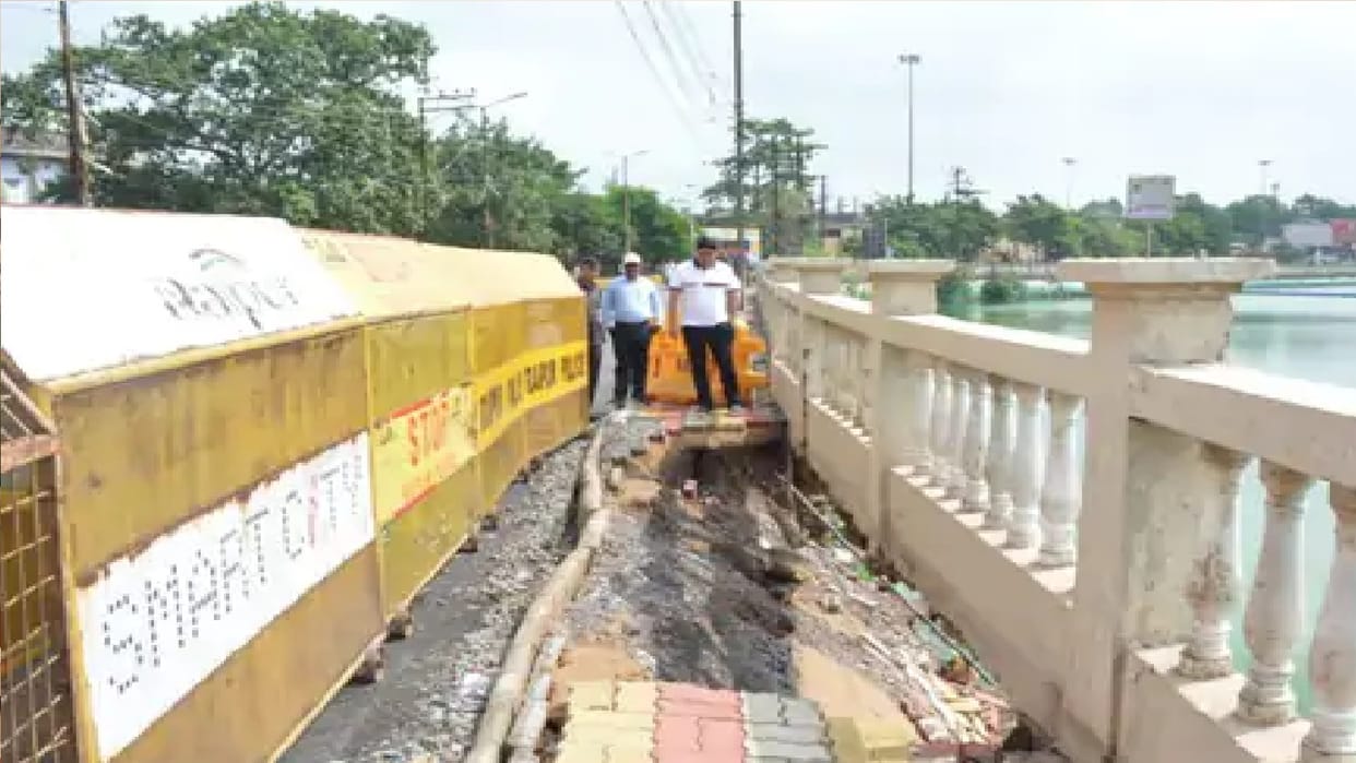 Budha Talab footpath sunk in Raipur Chhattisgarh
