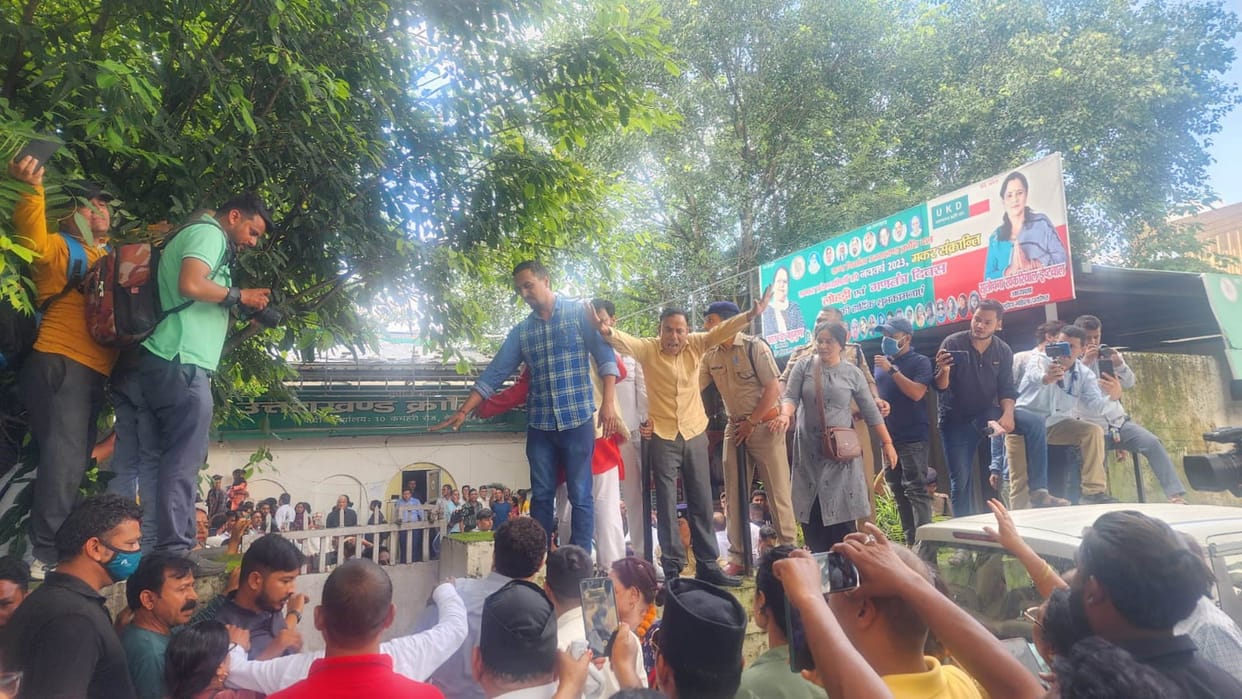 Ruckus in UKD Party office in Dehradun two groups clashed with each other Uttarakhand news in hindi