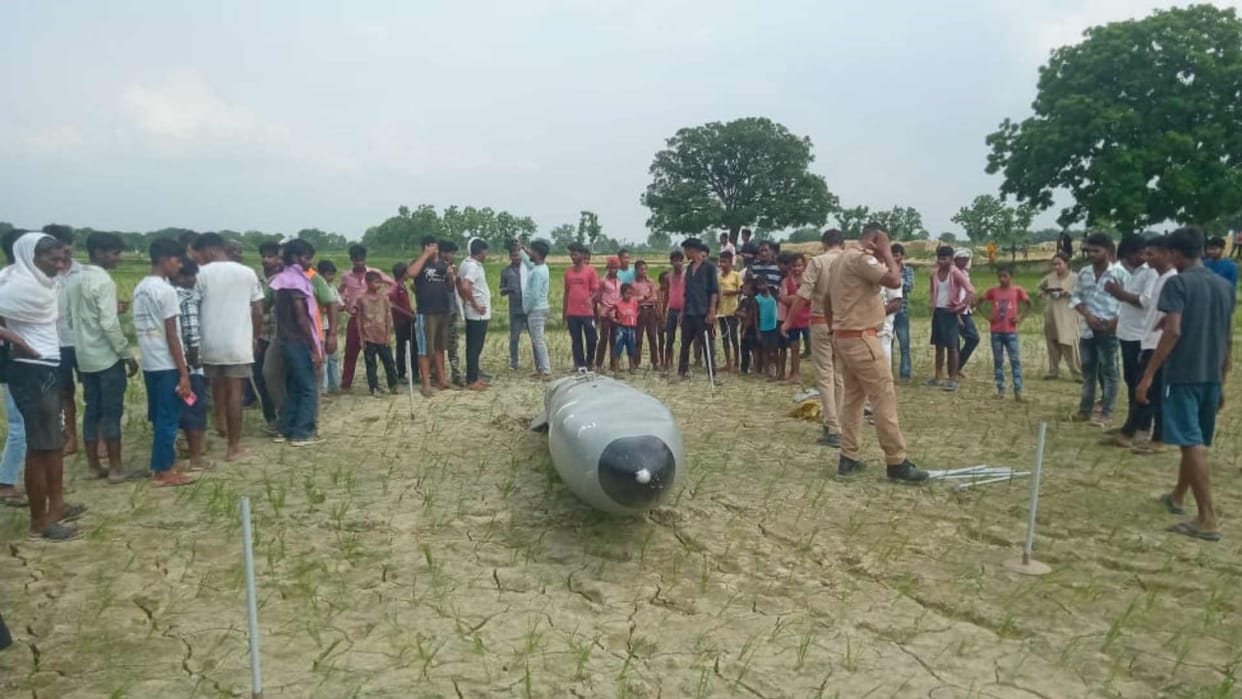 fuel tank of plane fell in field at sant kabir nagar