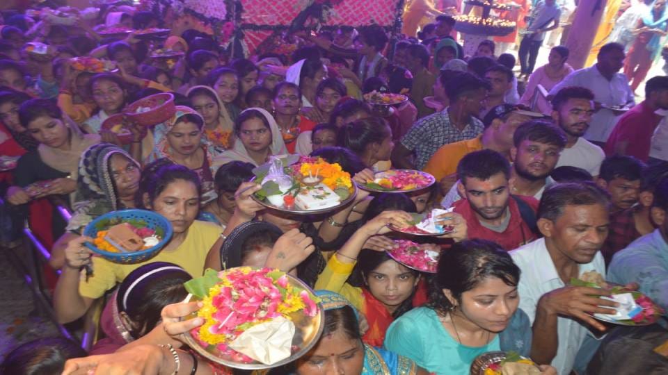 large number of devotees reached to visit Lord Bholenath amid heat and humidity in Agra