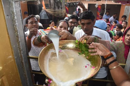 croud in shiv tempel on sawam somvar