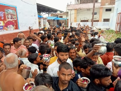 croud in shiv tempel on sawam somvar