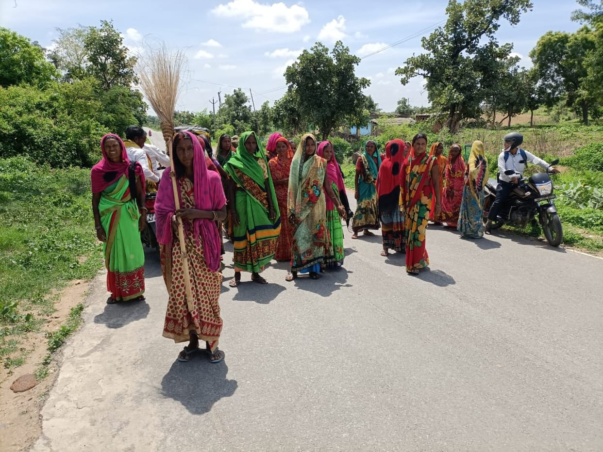 Totka for rain In Sonanchal tribal women prayed to Lord Indra by immersing broom in pond