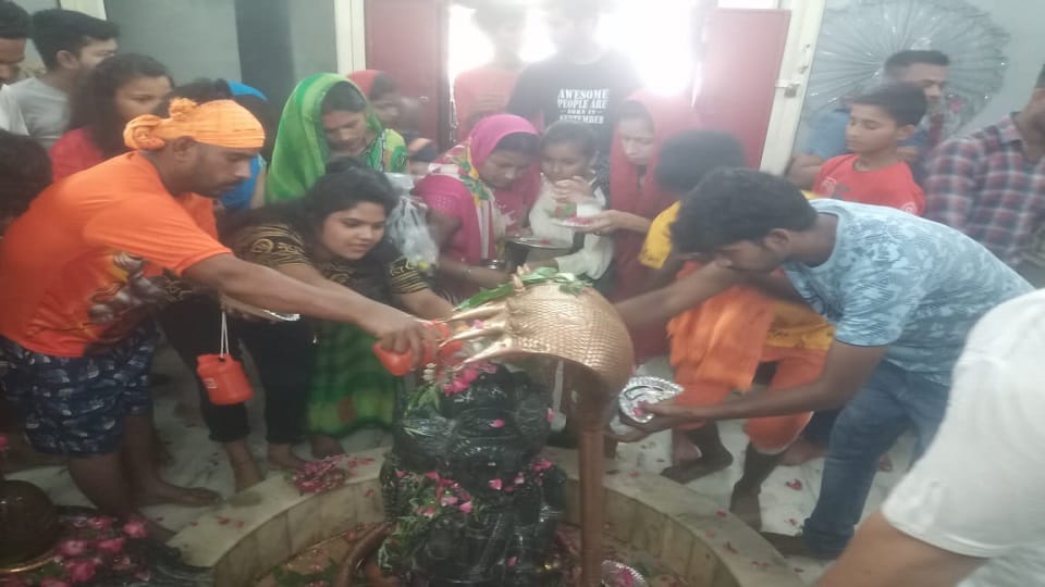 Kanwariyas perform Jalabhishek of Mahadev amid tight security in Bareilly