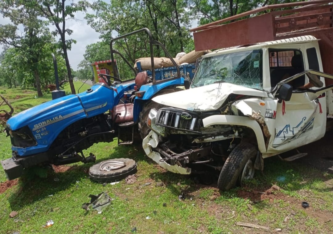 Damoh: Pickup vehicle of villagers going to attend condolence collided with tractor, 19 injured