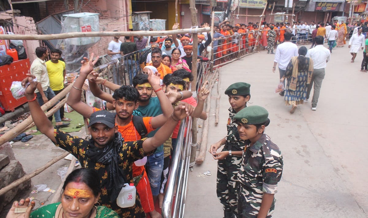 Sawan 2023 fourth Somwar waved in Shiva  city of Kashi every People said Bam Bam Bhola