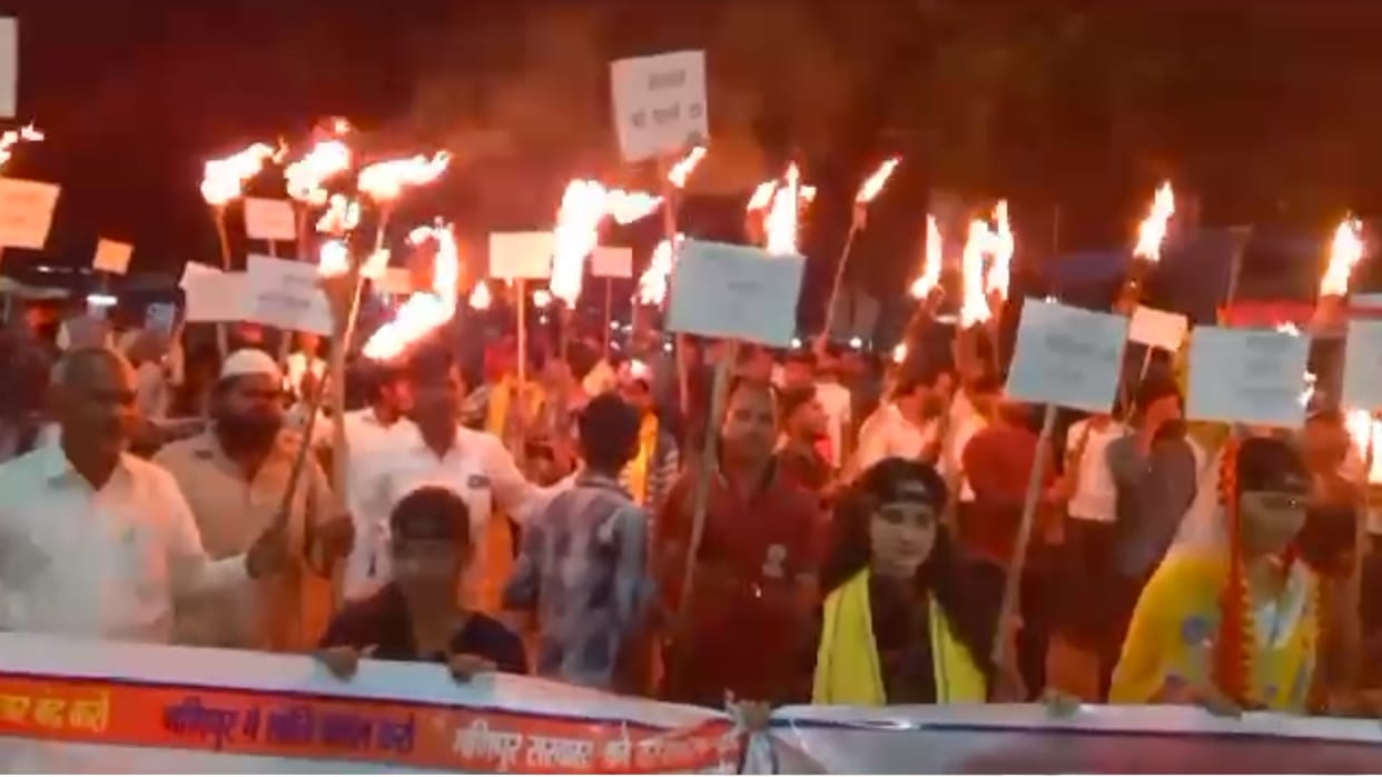 Tribal community took to the streets to protest against the Manipur incident, took out a torch procession