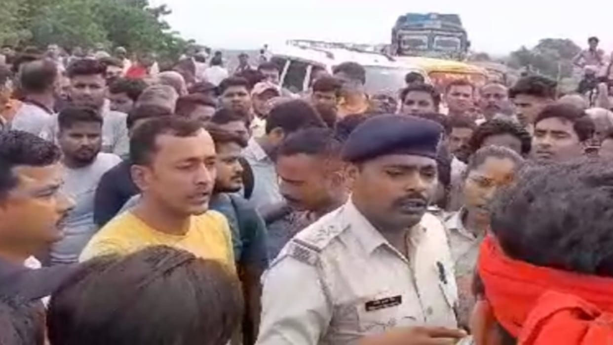 Young man drowned in river after reaching water in Muzaffarpur, angry people blocked road for two hours