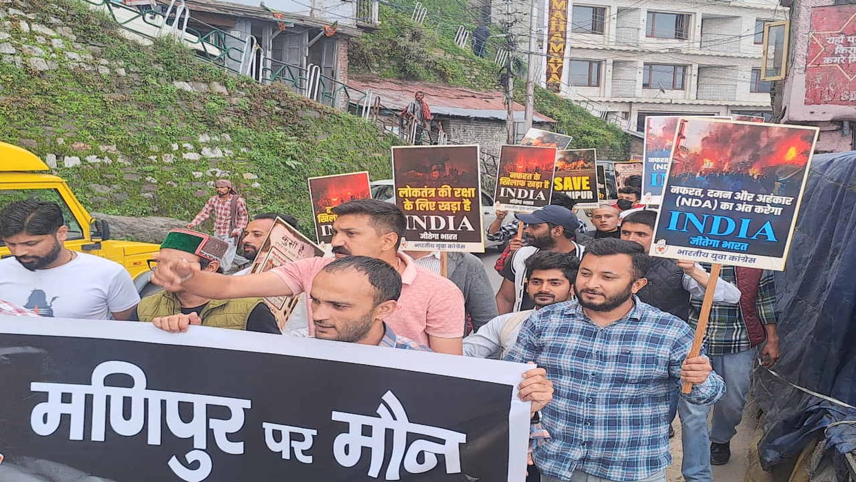 youth congress takes out fury rally from Rajiv Bhavan to old bus stand, demands imposition of President's rule