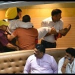 आप पार्षदों को बाहर ले जाते मार्शल