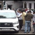 गाड़ी में बैठे पूर्व सीएम हरीश रावत से मिलते पूर्व विधायक ठुकराल
