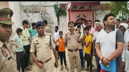 Agra Crime : दो भाइयों और पिता की कुल्हाड़ी से काटकर हत्या, बड़े भाई ने वारदात को दिया अंजाम Agra Triple Murder Case: Elder Brother Killed Two Brothers and father With An Axe