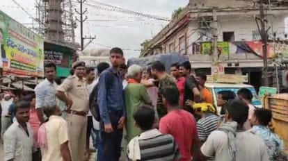 Bihar News: नेता जी सुभाष चंद्र बोस की प्रतिमा को असामाजिक तत्वों ने किया खंडित; गुस्साए लोगों ने जाम की सड़क Anti social elements vandalized statue of Netaji Subhash Chandra Bose in Saharsa; Angry people blocked road