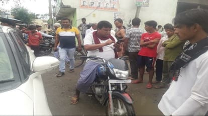 Excise constables wearing lungi to catch accused of making raw liquor in bareilly